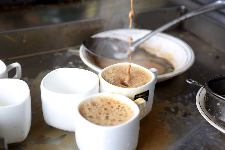 Imagem mostra xícara com café com leite