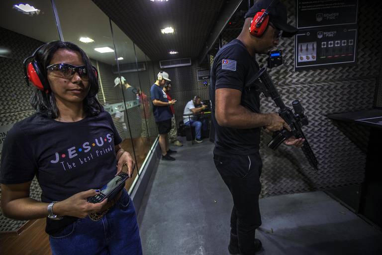 Segundo o instrutor de tiro Paulo Bilynskyj, o público de suas aulas é formado principalmente por homens e mulheres com mais de 30 anos, com empregos estáveis e filhos, que querem aprender a atirar para proteger a família