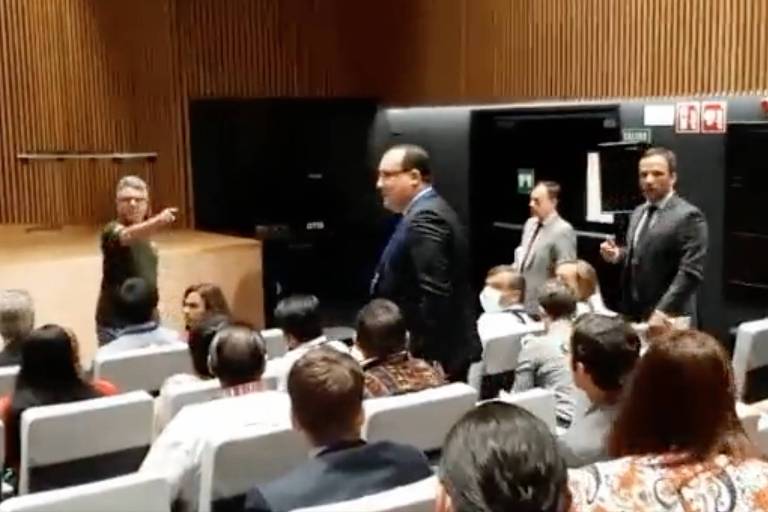 Ricardo Rao (à esq.) grita contra o presidente da Funai, Marcelo Xavier, que se retira de assembleia sobre povos indígenas em Madri (ESP)