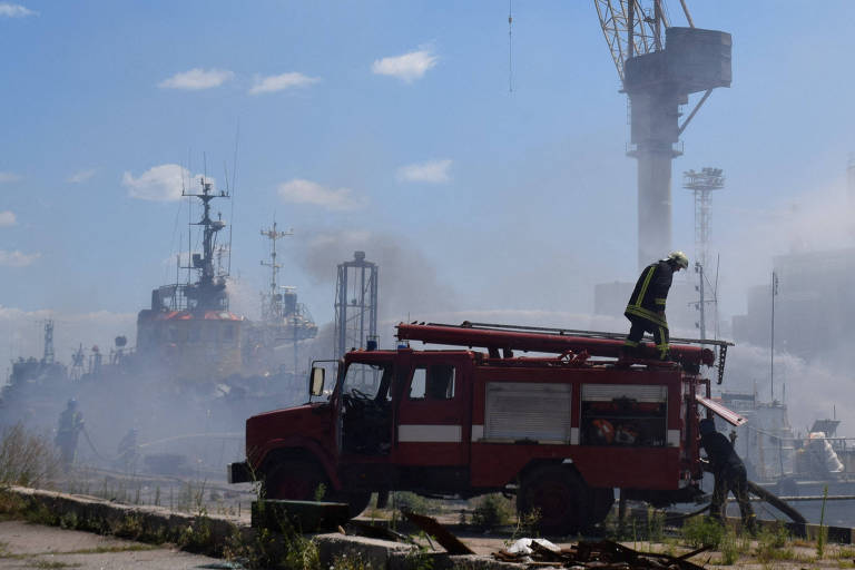 Bombeiros atuam em local atingido por bombardeio russo, na cidade portuária de Odessa, na Ucrânia