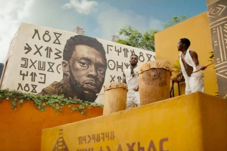Mural com o rosto de T'Challa, personagem de Chadwick Boseman, no trailer de "Pantera Negra: Wakanda Forever"