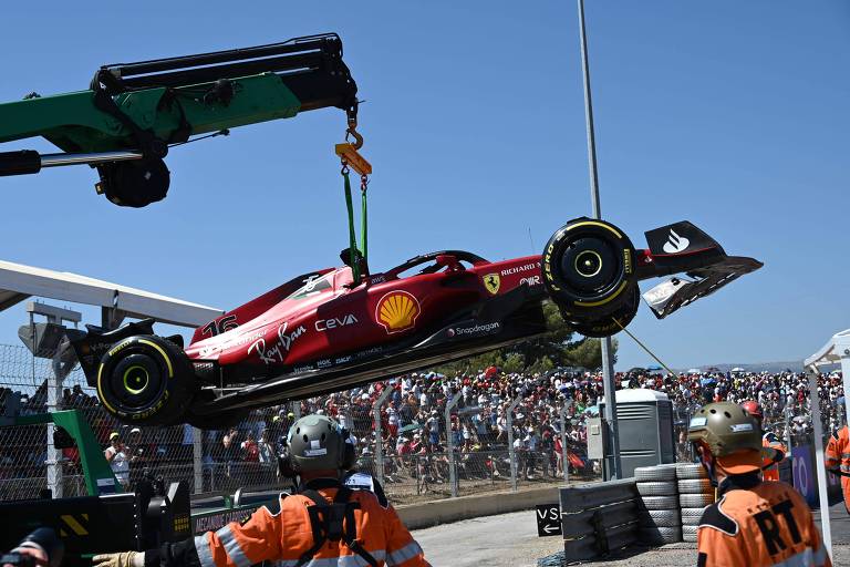 O carro do piloto da Ferrari Charles Leclerc sendo retirado após acidente durante o Grande Prêmio da França de Fórmula 1