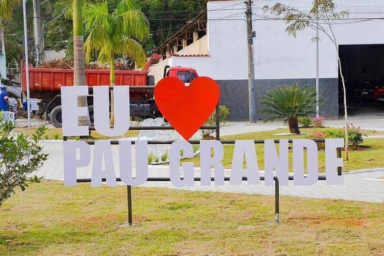 Placa onde se lê Eu (coração) Pau Grande, nome de um distrito na cidade de Magé, no Rio de Janeiro