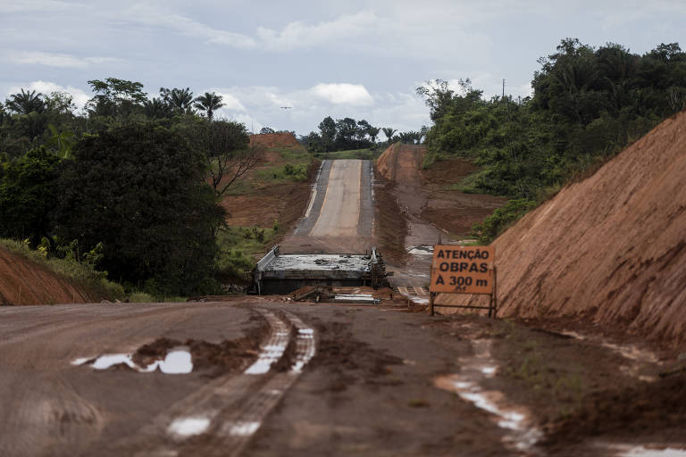 Trecho final da BR-156, na saída da cidade de Oiapoque (AP), com péssimas condições
