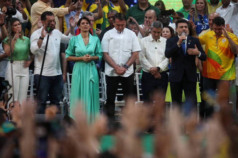 O governador Cláudio Castro, a primeira-dama Michelle Bolsonaro, o presidente Jair Bolsonaro, o general da reserva Walter Braga Netto, o pastor Marco Feliciano e o senador Flávio Bolsonaro fazem uma oração durante a convenção do PL, no Rio de Janeiro