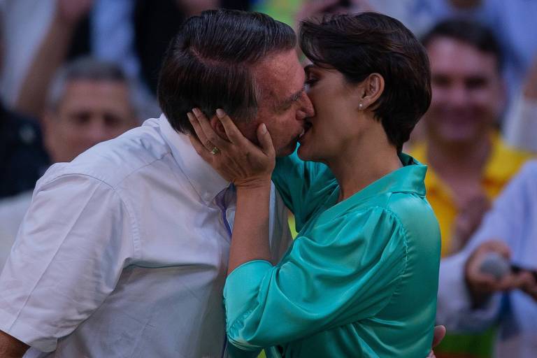 O presidente Jair Bolsonaro e a primeira-dama Michelle Bolsonaro se beijam durante a convenção do PL; ambos discursaram no evento