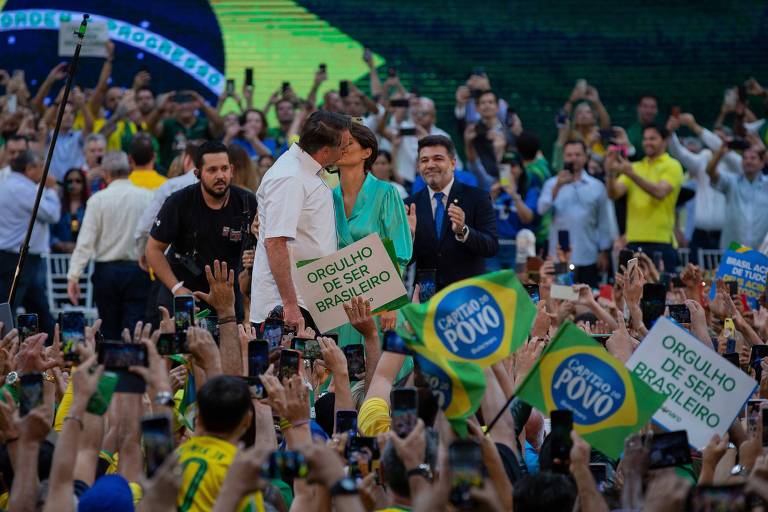 O presidente Jair Bolsonaro e a primeira-dama Michelle Bolsonaro se beijam durante a convenção do PL; ambos discursaram no evento