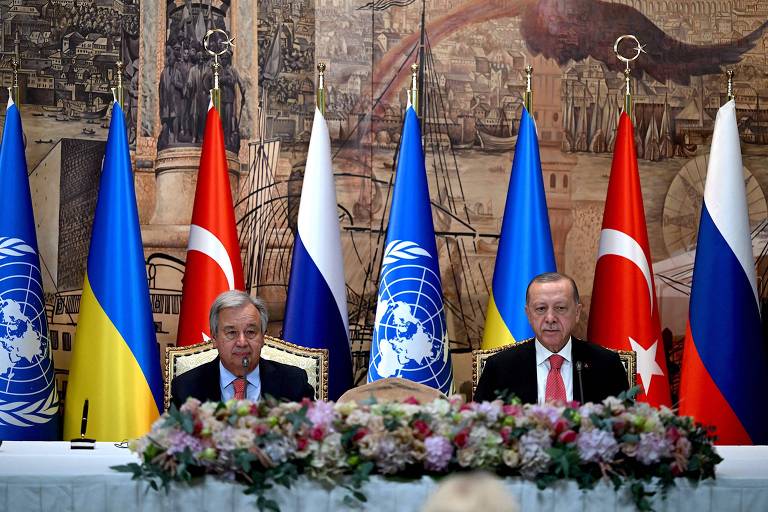 O secretário-geral da ONU, António Guterres, à esq., e o presidente da Turquia, Recep Tayyip Erdogan, na cerimônia de assinatura do acordo de grãos com Ucrânia e Rússia, em Istambul