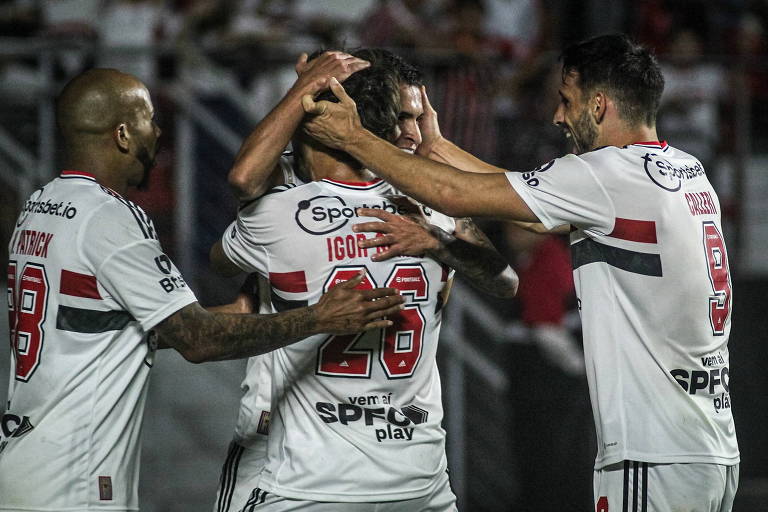 Rodrigo Nestor é abraçado na comemoração de gol de São Paulo no empate com o Goiás, no Morumbi