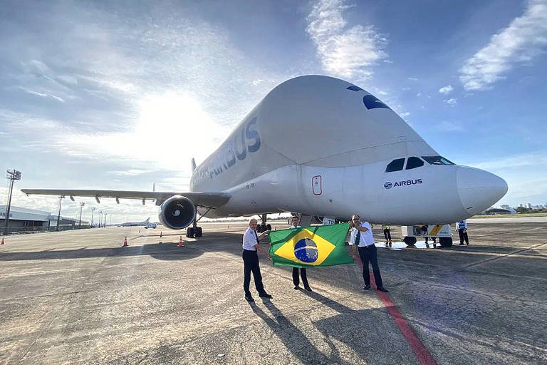 Acaba de pousar no Brasil o icônico avião cargueiro da Airbus, BelugaST. A aeronave, criada especialmente para transportar peças de grande dimensão entre as fábricas da Airbus na Europa, ganhou este nome pela semelhança com uma espécie de baleia que habita as regiões ártica e subártica