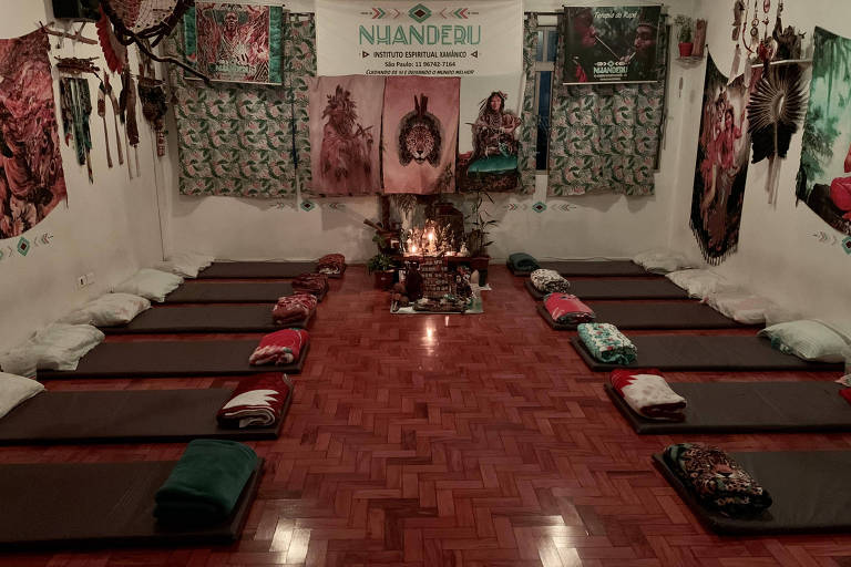 Salão com altar e colchonetes para cerimônias com ayahuasca no Instituto Nhanderu