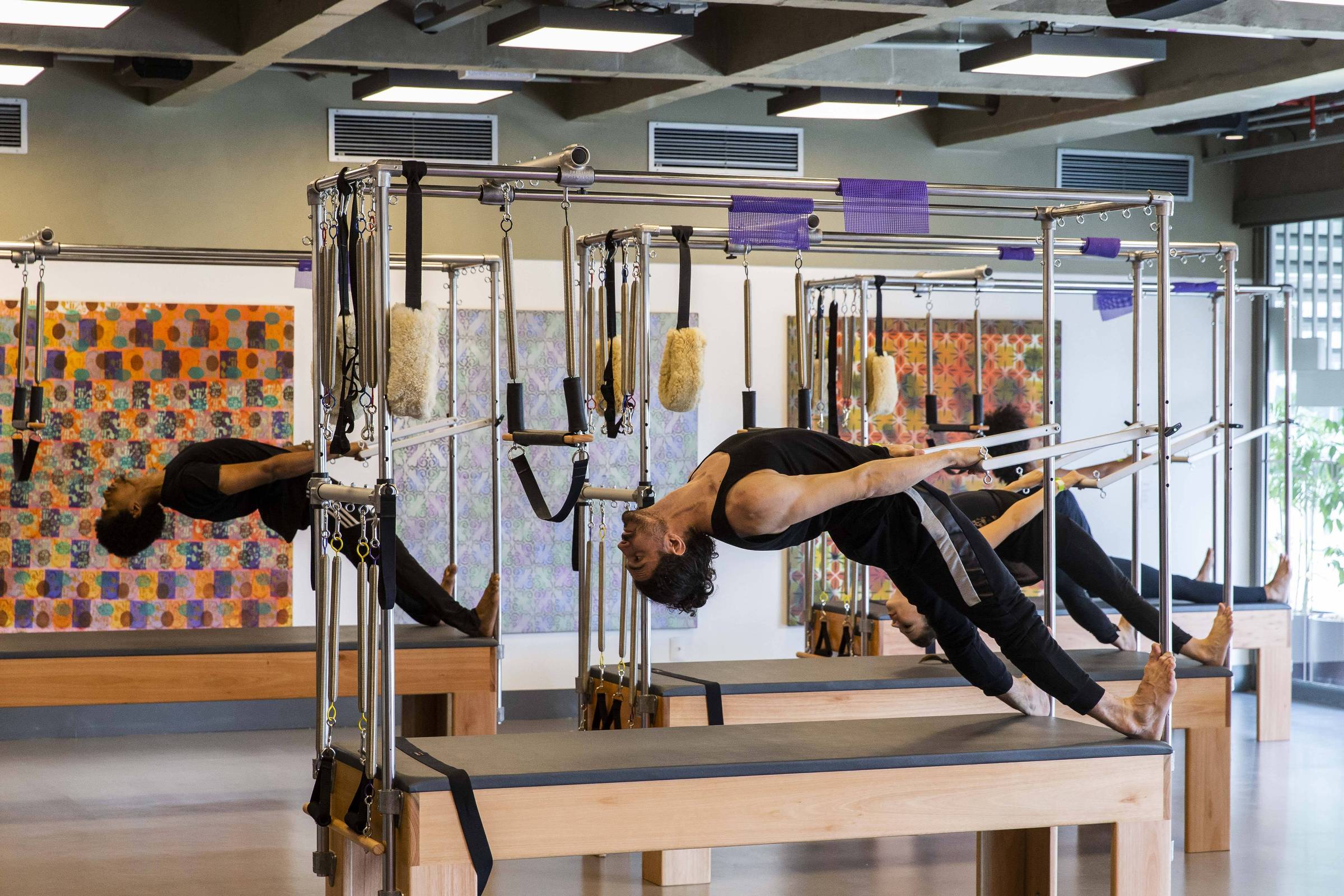 Os exercícios são feitos com aparelhos no novo estúdio de pilates