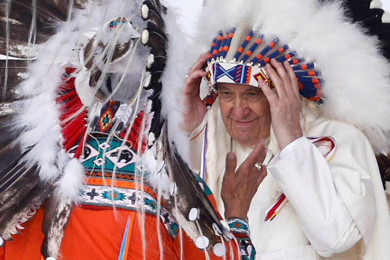 Papa Francisco coloca cocar após discursar para lideranças indígenas em Alberta, no Canadá 
