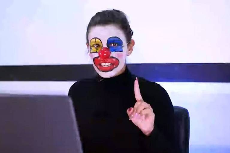 Mulher com pintura de palhaço no rosto apresenta vídeo com acusações contra o Traders Club