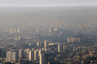 Poluicao e ar seco em Sao Paulo aumenta com falta de chuvas: Vista da cidade de Sao Paulo do Pico do Jaragua as 8h38 da manha