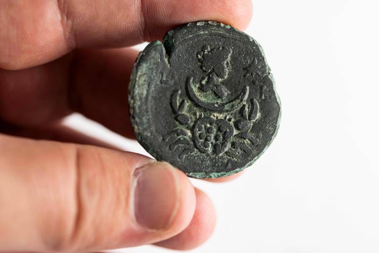 Moeda de 1850 anos com deusa romana é achada em Israel; veja foto