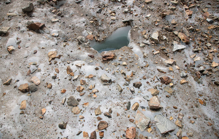 Pedras e areia agora ocupam o local onde deveria estar coberto pela neve na geleira Pers, próximo do resort alpino de Pontresina, na Suíça