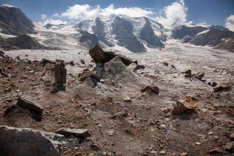 Olhando a diferença entre quanta neve caiu no inverno e quanto gelo derreteu no verão, os cientistas podem medir quanto uma geleira diminuiu em qualquer ano escolhido