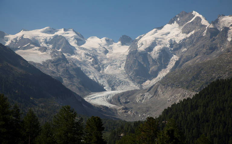 Visão geral da geleira Morteratsch; a segunda onda de calor na região, em julho, foi marcada por temperaturas próximas aos 30° C na vila montanhosa suíça de Zermatt