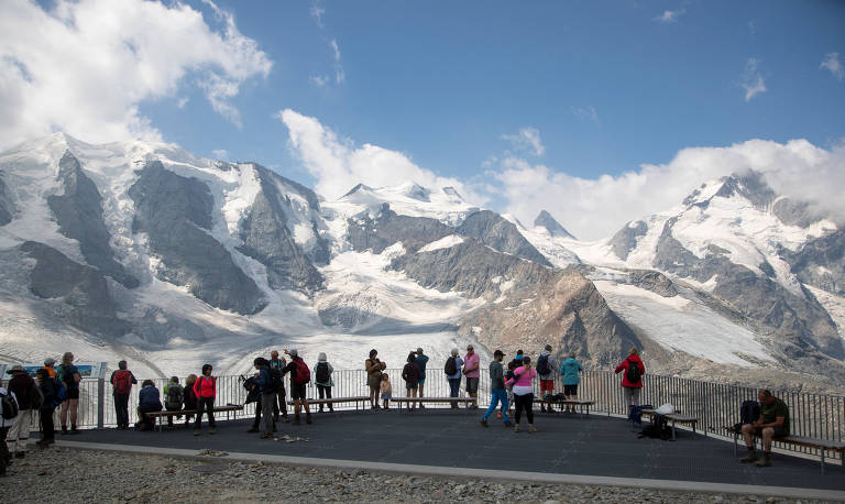 Turistas em um mirante dos montes Piz Palue e Piz Bernina, perto do resort de Pontresina; com o aquecimento global, a vista já não tem tanto gelo quanto o esperado