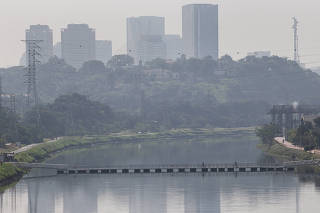 Poluicao e ar seco em Sao Paulo aumenta com falta de chuvas: ciclistas  cruzam a nova passarela flutuante sobre rio Pinheiros (entre pontes Estaiada e Laguna ) em dia de muita poluicao e ar seco em Sao Paulo