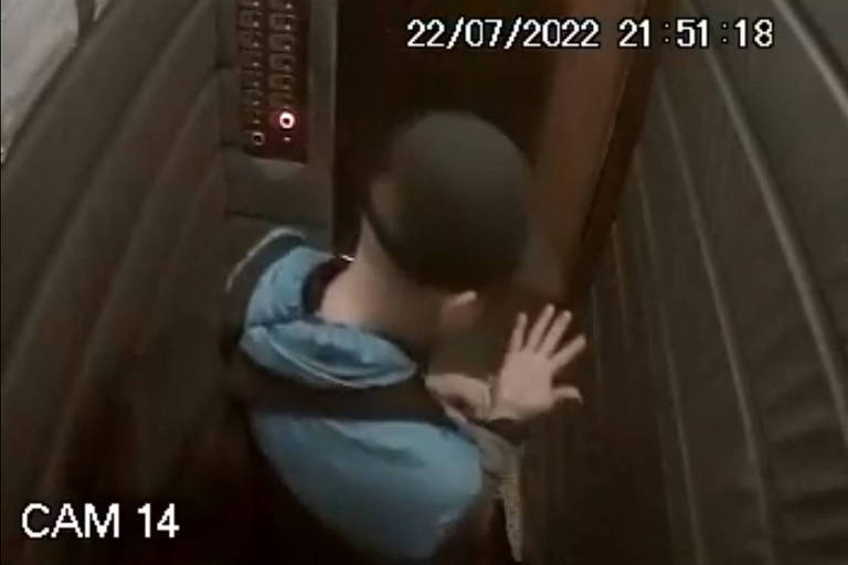 Homem de boné, mochila e mala entra em elevador