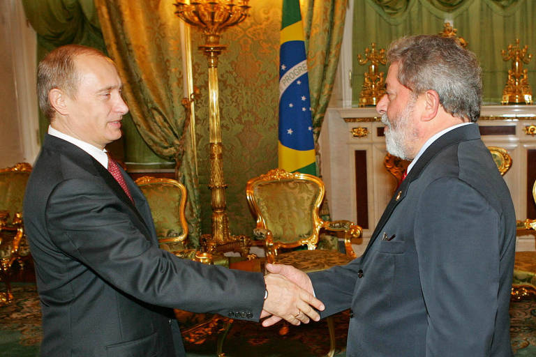 Putin cumprimenta Lula ao recebê-lo no Kremlin durante visita oficial em 2004