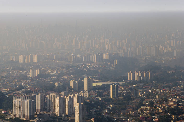 Poluição e ar seco em São Paulo aumentam com falta de chuvas. Vista do Pico do Jaraguá, na manhã de terça, 26.