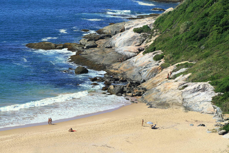 Vereador quer proibir nudismo em praia de Balneário Camboriú (SC)