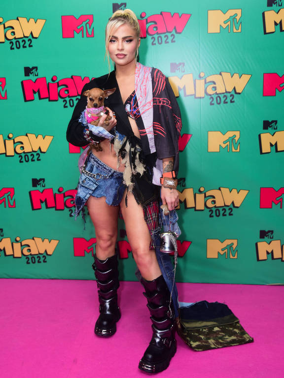 Veja o look dos famosos no pink carpet do MTV Miaw 2022