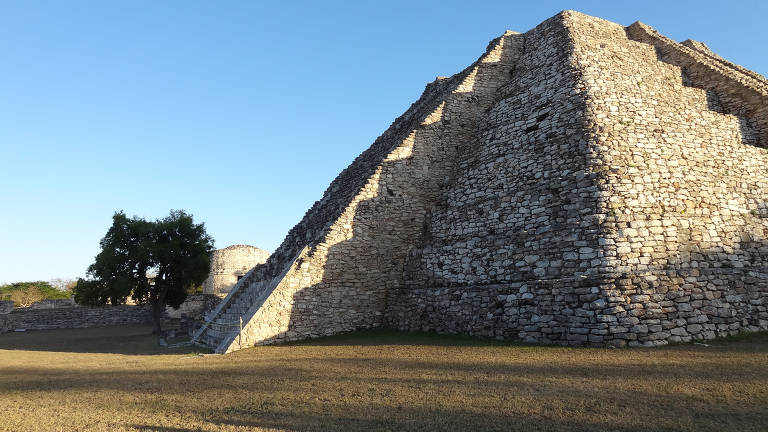 O templo K'uk'ulkan na cidade de Mayapan, a última grande metrópole da civilização maia, na região onde atualmente fica o México; em seu auge, a cidade tinha cerca de 20 mil habitantes