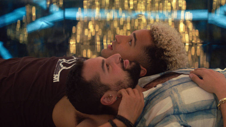 'Queer as Folk' avança na inclusão LGBTQIA+ com atores gays e nudez trans