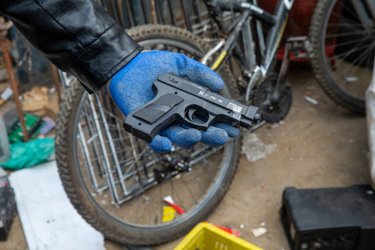 Simulacro de arma encontrado em ferro-velho 