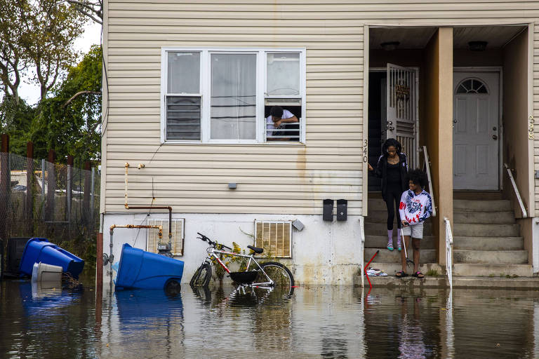Enchente no bairro do Queens, em Nova York (EUA), em outubro de 2021, deixou os moradores ilhados