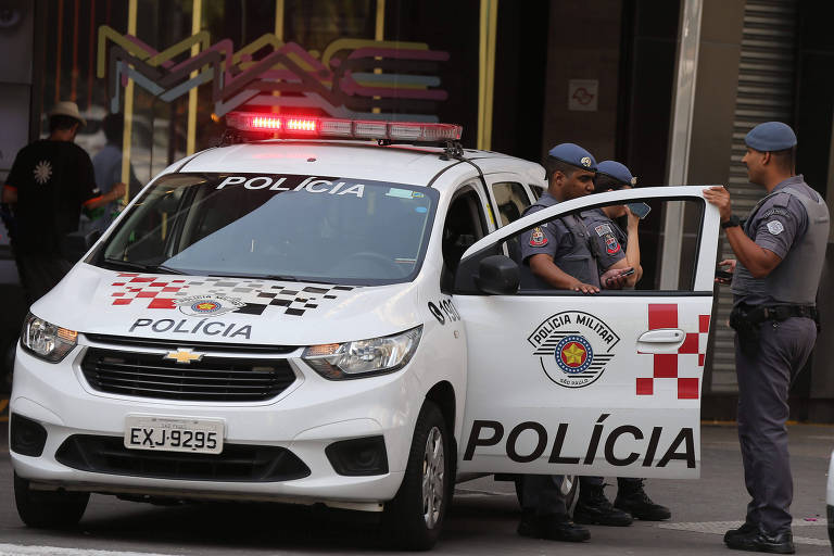 Policiais militares fazem ronda na avenida Paulista, na região central da capital paulista