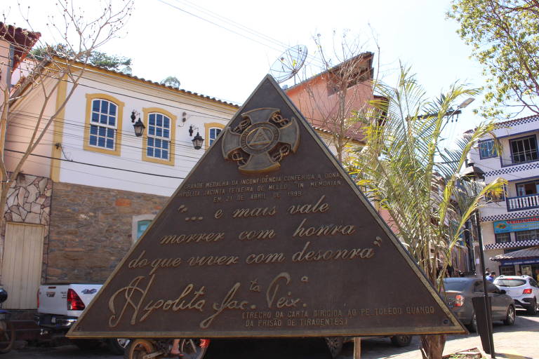 Pequeno monumento traz, num dos lados de uma pirâmide, a inscrição presente num dos bilhetes de Hipólita Jacinta: e mais vale morrer com honra que viver com desonra
