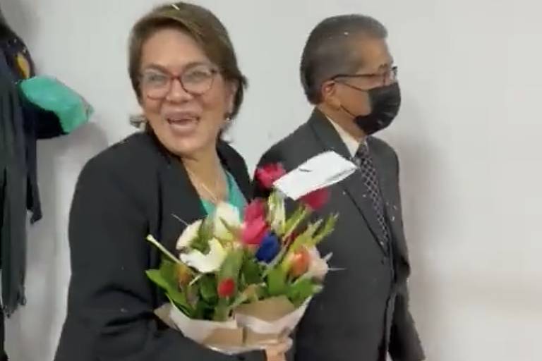 Procuradora é afastada no Peru por investigar irmã de chefe e deixa cargo sob chuva de flores