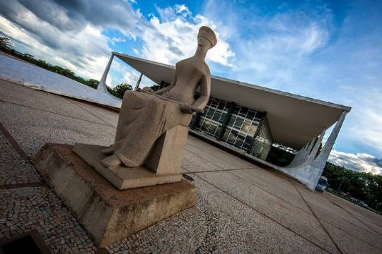 Imagem panorâmica mostra escultura do lado de fora do STF, em Brasília