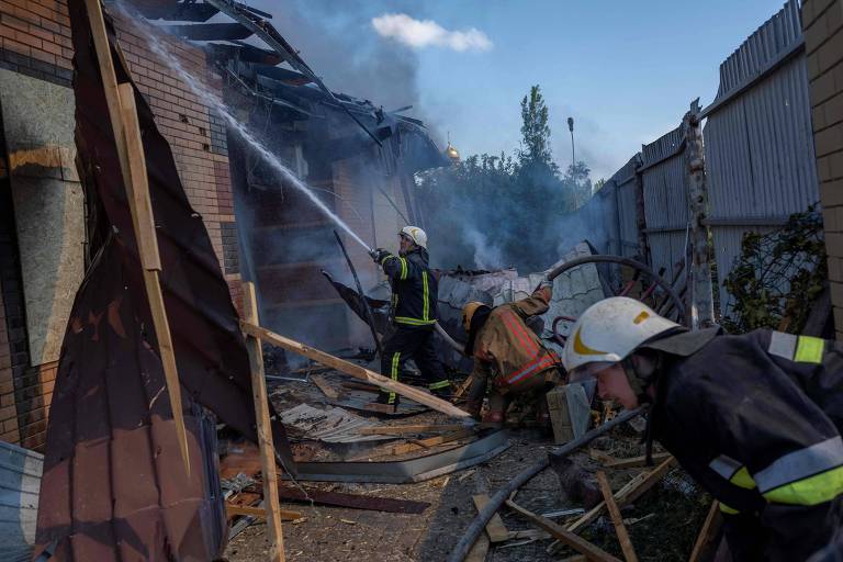 Bombeiros ucranianos apagam fogo após ataque russo em Bakhmut, na província de Donetsk