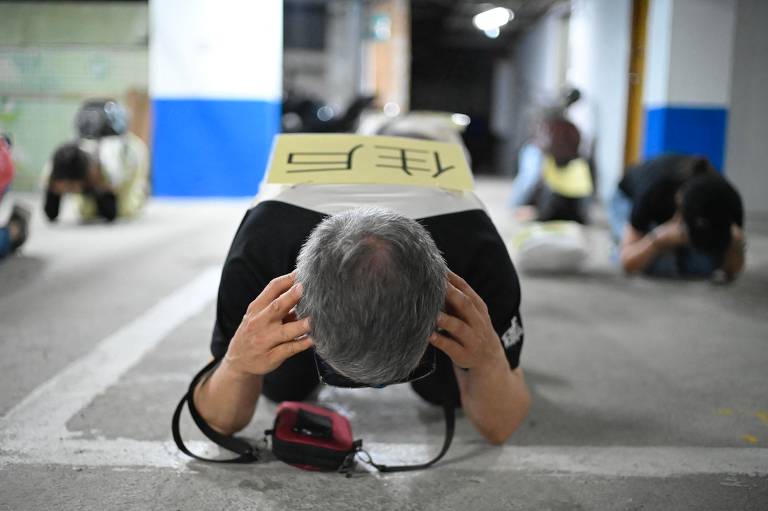 Moradores buscam abrigos na cidade de Taipei, durante bateria de exercícios militares que simula ataque aéreo à capital de Taiwan