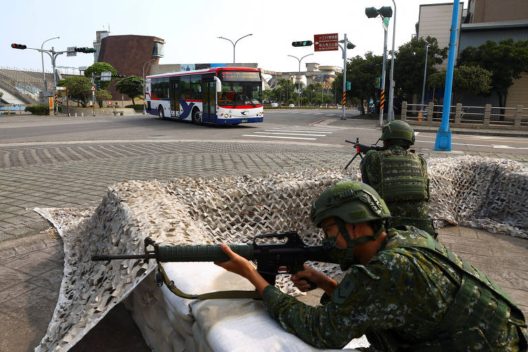 Soldados se posicionam em barricada na cidade de Taipei, durante os exercícios militares anuais de Han Kuang