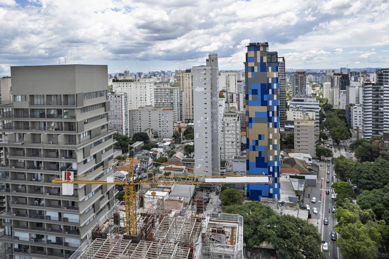 Imagem mostra vários prédios em paisagem urbana de São Paulo. 