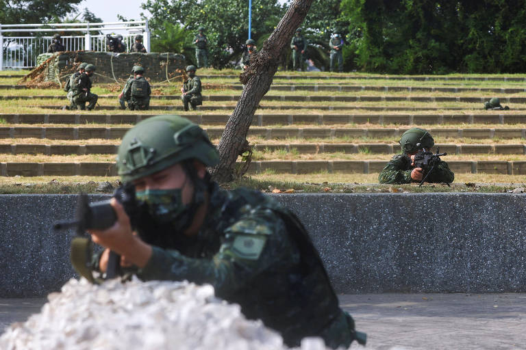 Soldados se posicionam em treinamento tático durante exercício militar anual de Taiwan, o Han Kuang