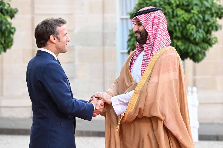 Macron vira alvo de críticas ao receber príncipe saudita em turnê para romper isolamento