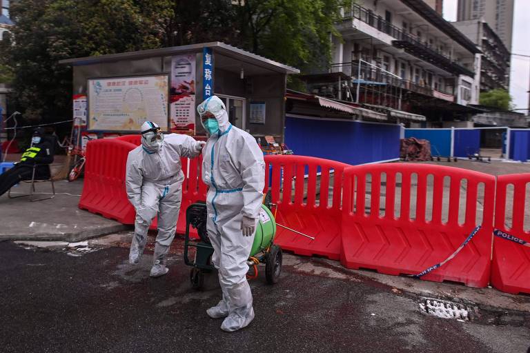 Equipe de investigação sanitária da China no Mercado Huanan, em Wuhan, tido como local de origem da pandemia de Covid-19