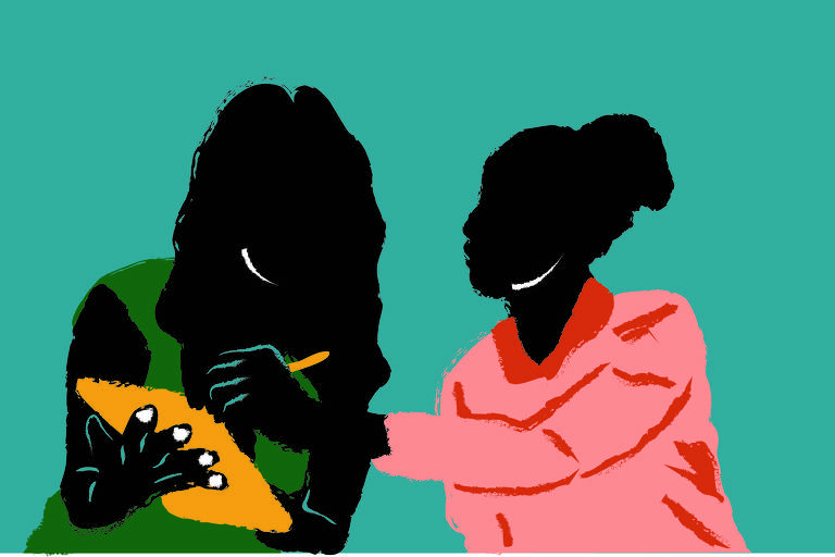 Ilustração de Aline Souza que mostra duas mulheres dialogando. A da esquerda possui cabelos longos e blusa regata verde e segura uma prancheta amarela, enquanto a outra tem os cabelos presos em coque, usa uma blusa rosa e, com uma caneta, assina a prancheta.