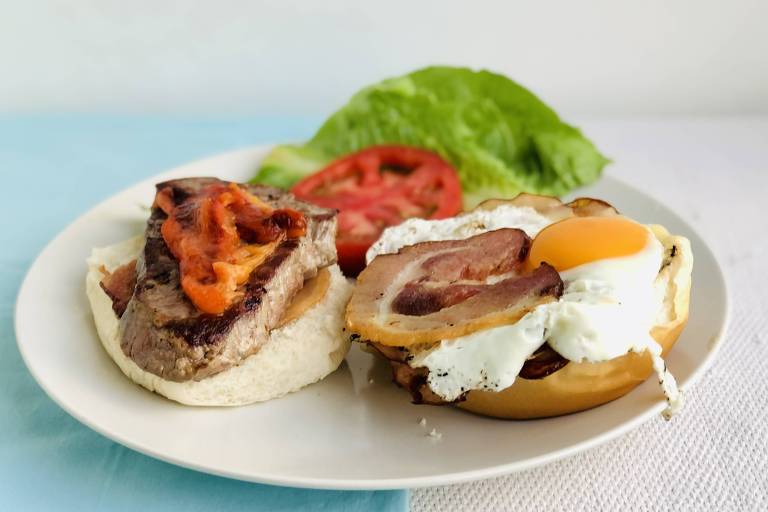 Chivito, um sanduíche bruto, é primo uruguaio do x-tudo brasileiro