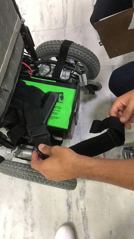 Cadeira de rodas tem bateria danificada