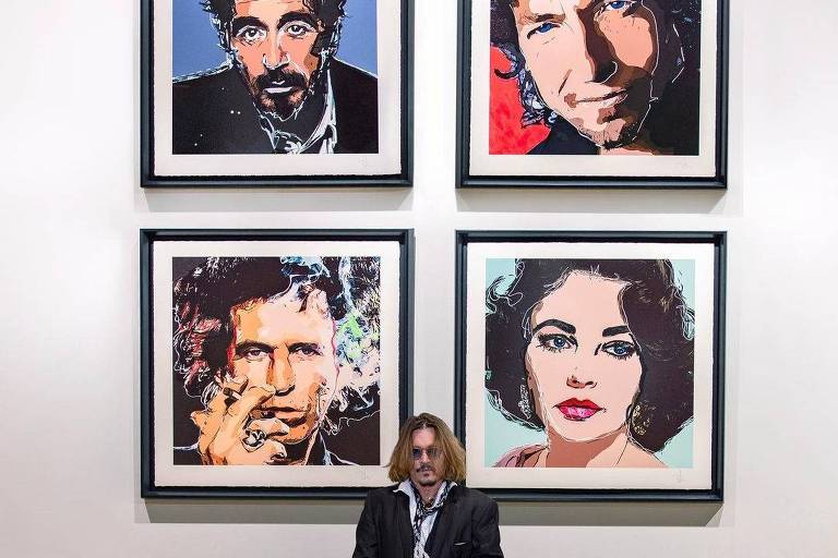 Johnny Depp em frente as suas obras de arte