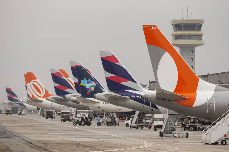 Imagem mostra aviões de diferentes companhias aéreas estacionados na pista